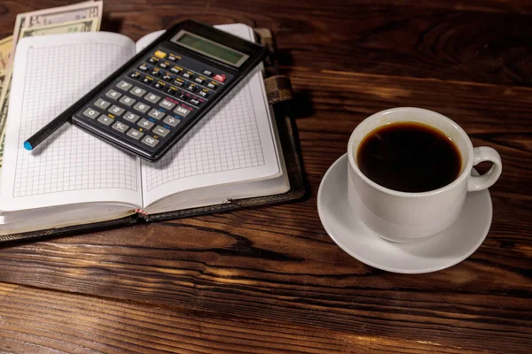 Kopje Koffie Notitieblok Met Dollars Potlood Rekenmachine Houten Bureau Financieel — Stockfoto