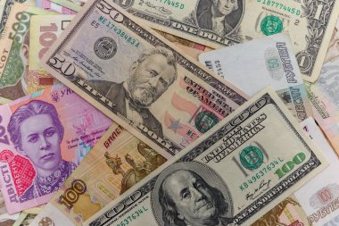 Amerikan dolarlarının, Rus rublelerinin ve Ukrayna Hryvnialarının çok yönlü geçmişi