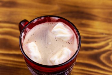 Ahşap masada eritilmiş marshmallow ile sıcak çikolata Fincan