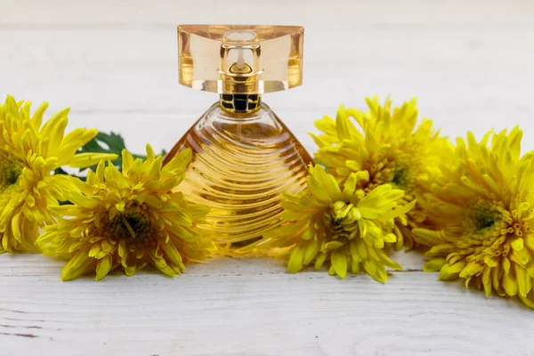 Perfum Kobiet Kwiaty Białym Tle Drewnianych — Zdjęcie stockowe