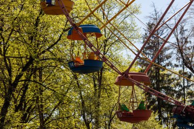 Şehir parkında dönme dolap