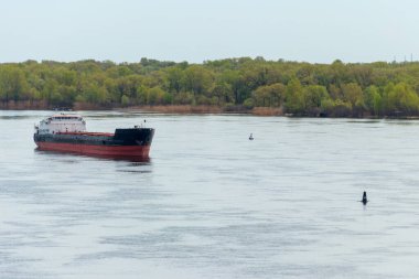 Kargo gemisi Dinyeper nehrinde yol alıyor.