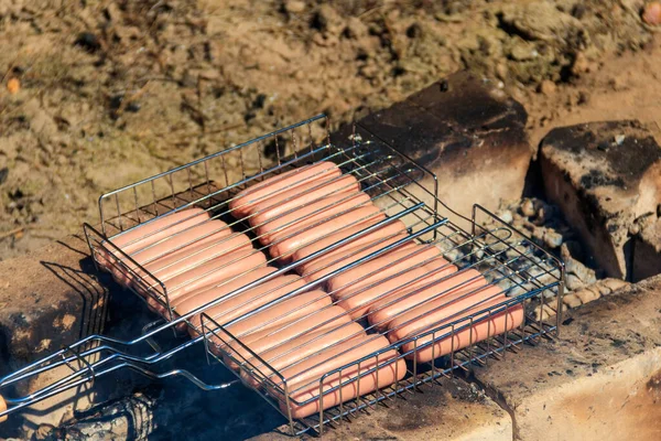 Kolbász Grillsütőben Grill Főzés Tábortűzben — Stock Fotó