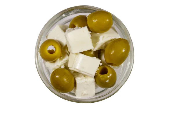 Beyaz Arka Planda Izole Edilmiş Yeşil Zeytinli Feta Peyniri Küpleri — Stok fotoğraf