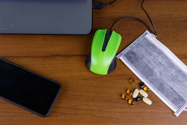 Portatile Con Mouse Smartphone Maschera Medica Vitamine Una Scrivania Vista — Foto Stock