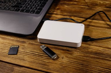 Harici HDD dizüstü bilgisayara, hafıza kartına ve USB flash diske bağlı. Veri depolama kavramı