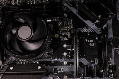 Cpu ve soğutuculu modern bir bilgisayar ana kartının yakın çekimi. Elektronik bilgisayar donanım teknolojisi