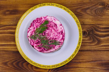 Geleneksel Rus salatası 