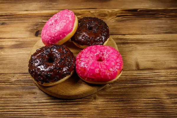 Rosado Saboroso Donuts Chocolate Uma Mesa Madeira — Fotografia de Stock
