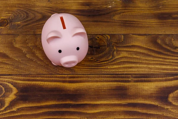 Banco Piggy Rosa Fundo Madeira Vista Superior — Fotografia de Stock