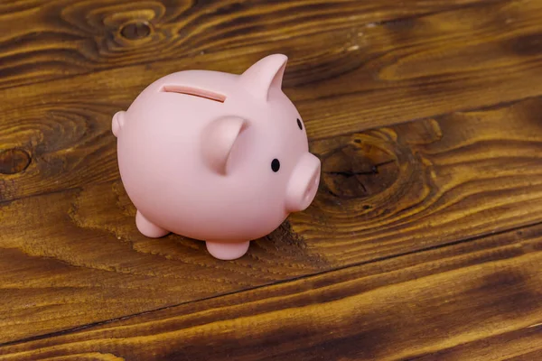 Piggy Bank Rosa Fundo Madeira — Fotografia de Stock