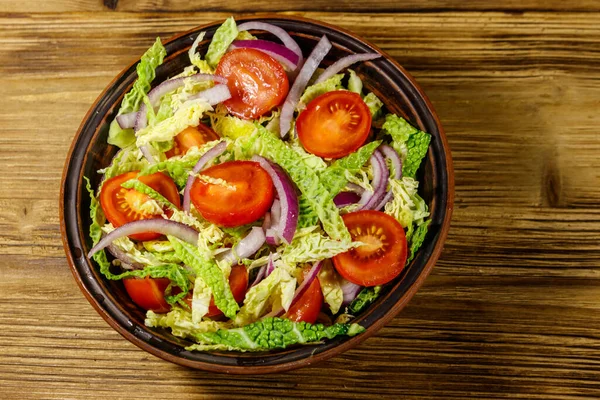 Savoy Lahanalı Sağlıklı Salata Vişneli Domates Kırmızı Soğan Ahşap Masada — Stok fotoğraf