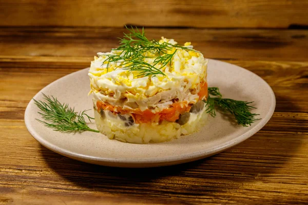 Lekker Gelaagde Salade Met Aardappelen Kipfilet Gemarineerde Champignons Wortelen Eieren — Stockfoto