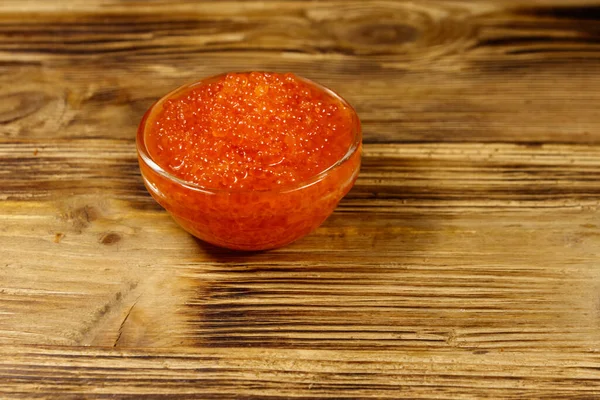 Röd Kaviar Glasskål Träbord — Stockfoto