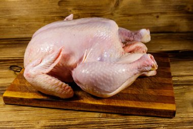 Tavuğu ahşap bir masada çiğ çiğ yedim.