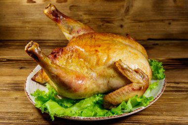 Tavuğun tamamını ahşap bir masada pişirdim.