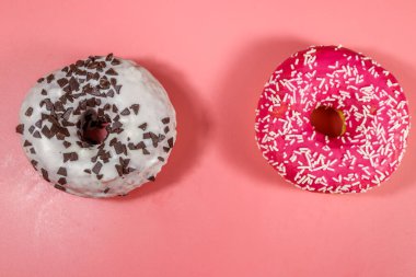 Pembe arka planda lezzetli çörekler. Üst görünüm