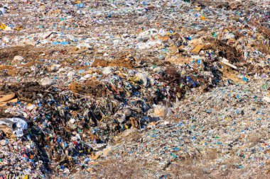 Şehir çöplüğünün havadan görünüşü. Plastik çöp yığını, çöplükte yiyecek atığı. Çevre kirliliği kavramı