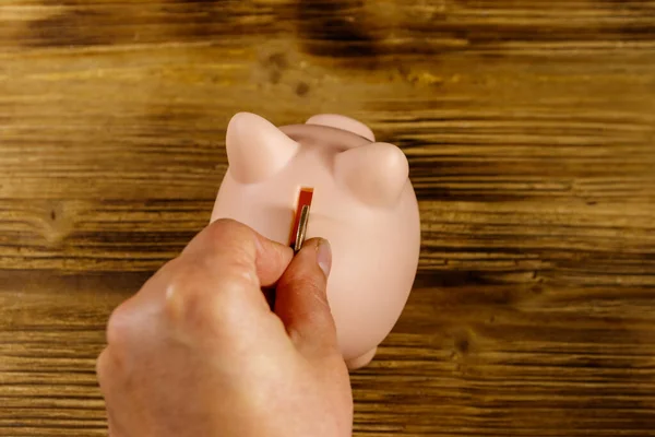 Hand Legt Münze Rosa Sparschwein Sparkonzept — Stockfoto