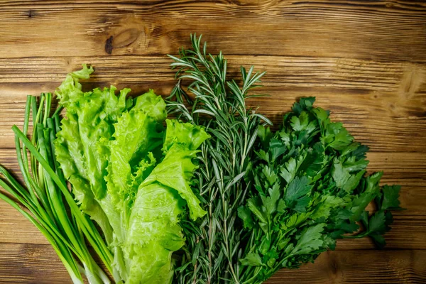 Frische Petersilie Salatblätter Grüne Zwiebeln Und Rosmarinkräuter Auf Dem Holztisch — Stockfoto