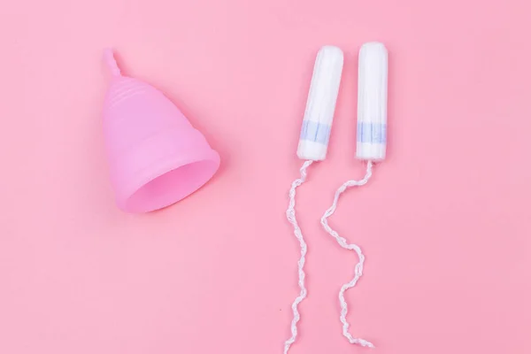 Copo Menstrual Silicone Reutilizável Rosa Tampões Fundo Rosa Vista Superior — Fotografia de Stock