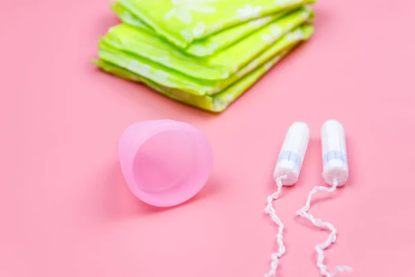 Bantalan Sanitasi Tampon Dan Cangkir Menstruasi Dengan Latar Belakang Merah — Stok Foto