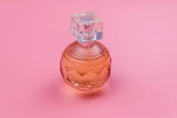 Pembe Arka Planda Bir Şişe Parfüm — Stok fotoğraf
