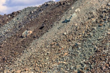 Demir cevheri yığınına yakın çekim.