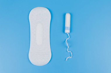 Mavi arka planda hijyenik ped ve tampon. Üst görünüm