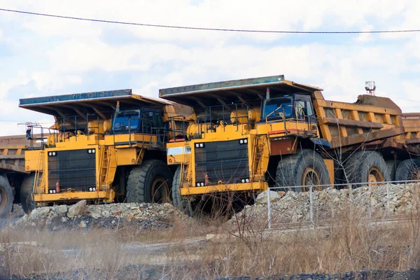 Enormes Camiones Volquete Amarillo Aparcamiento Cerca Cantera — Foto de Stock