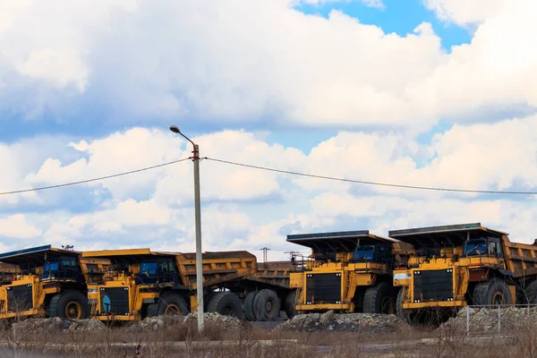 Enormes Camiones Volquete Amarillo Aparcamiento Cerca Cantera — Foto de Stock