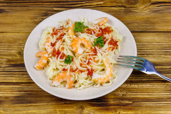 Spaghetti Mit Garnelen Tomatensauce Und Petersilie Auf Holztisch — Stockfoto