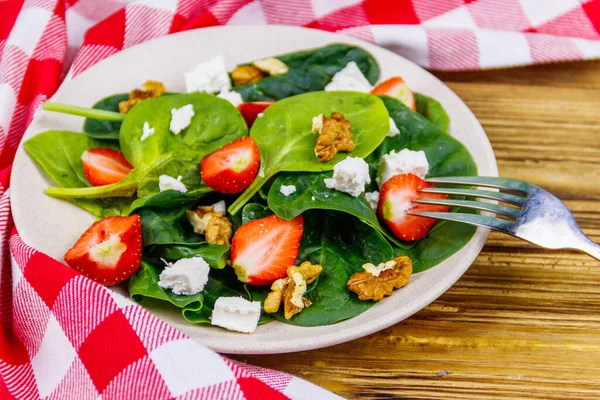 Insalata Fresca Sana Con Fragola Spinaci Noci Formaggio Feta Sul — Foto Stock