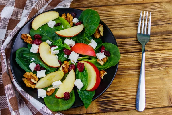 Höstspenatsallad Med Äpple Fetaost Valnöt Och Torkad Tranbär Träbord Högst — Stockfoto