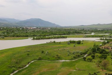 Antik mağara şehri Uplistsikhe, Georgia 'dan Kura Nehri ve Kafkas Dağları manzarası