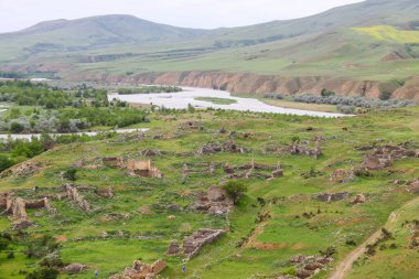 Antik mağara şehri Uplistsikhe, Georgia 'dan Kura Nehri ve Kafkas Dağları manzarası