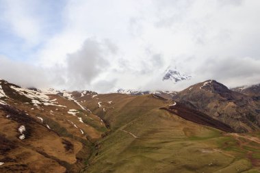 Gürcistan, Kafkasya 'daki Kazbek Dağı' nın manzarası