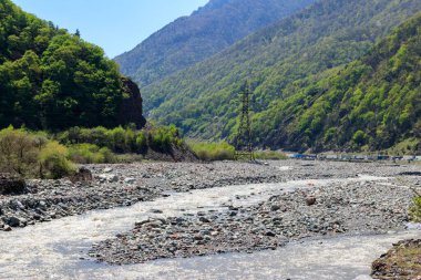 Kafkas dağlarındaki dağ nehri