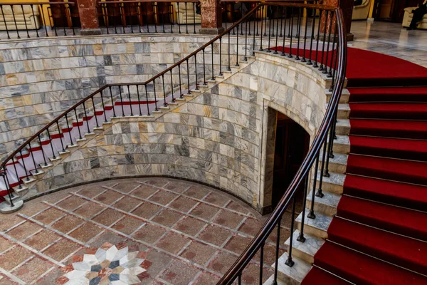 Treppe Mit Rotem Teppich Einer Lobby — Stockfoto