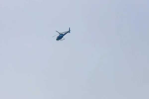 Hubschrauber Fliegt Blauem Himmel — Stockfoto