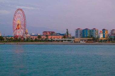 Batumi, Adjara, Georgia. Akşamları tatil köyünden deniz manzarası