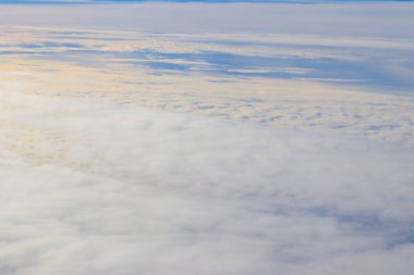 Mavi gökyüzünde güzel beyaz bulutlar. Uçaktan görüntüle