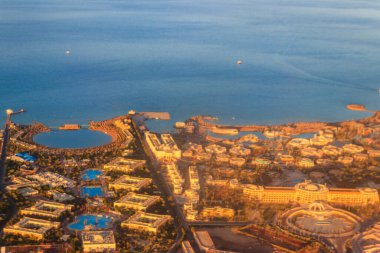 Kızıl deniz ve Hurghada şehri, Mısır 'da hava manzarası. Uçaktan görüntüle