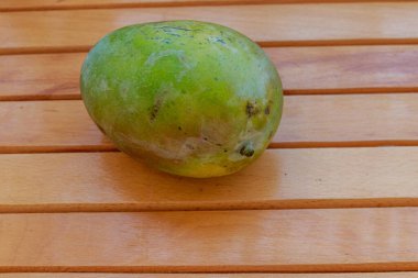 ahşap masa üzerinde taze mango meyve