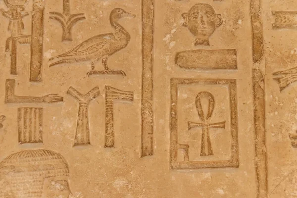 Taş Duvara Oyulmuş Eski Mısır Hiyeroglifleri — Stok fotoğraf
