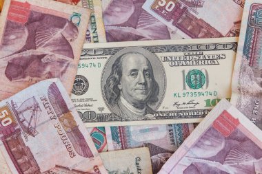 Mısır banknotlarının arka planında 100 dolarlık banknot