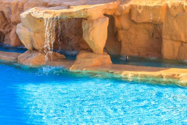 Yüzme havuzunda güzel küçük bir şelale