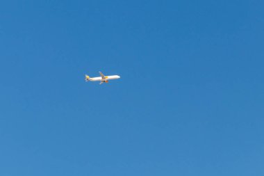 Mavi gökyüzünde uçan uçak