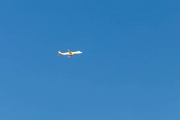 Flyvemaskine Flyver Den Blå Himmel - Stock-foto