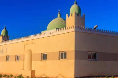 Mısır 'daki Arap çölünde küçük bir cami.